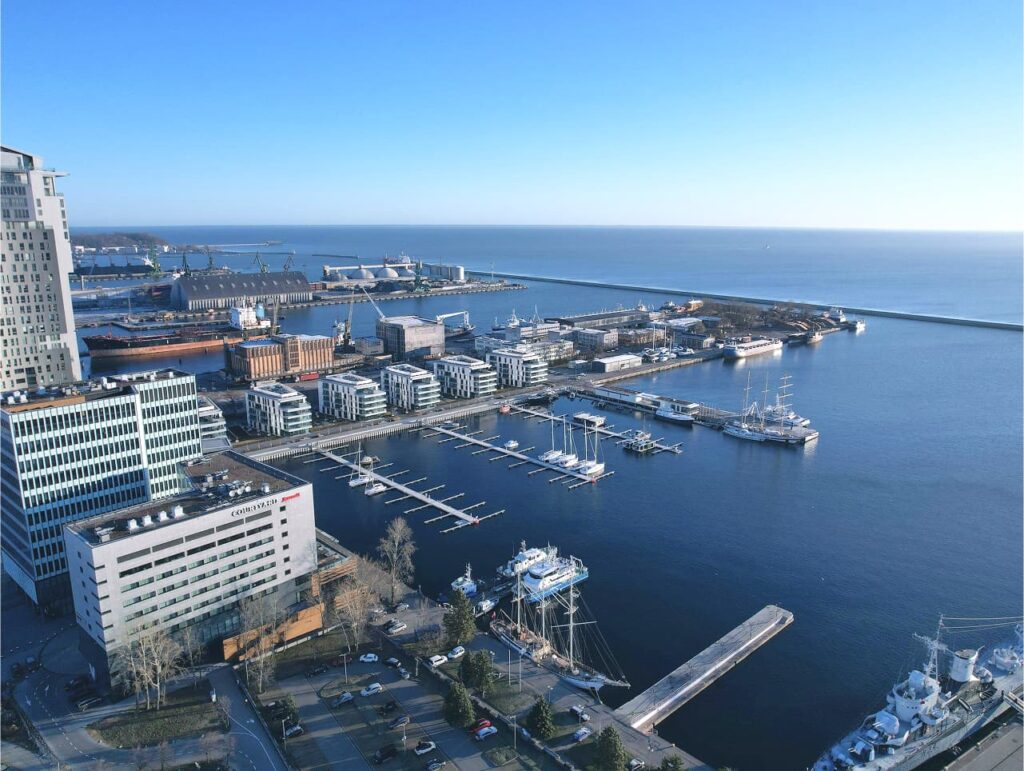 Panorama portu morskiego w Gdyni.