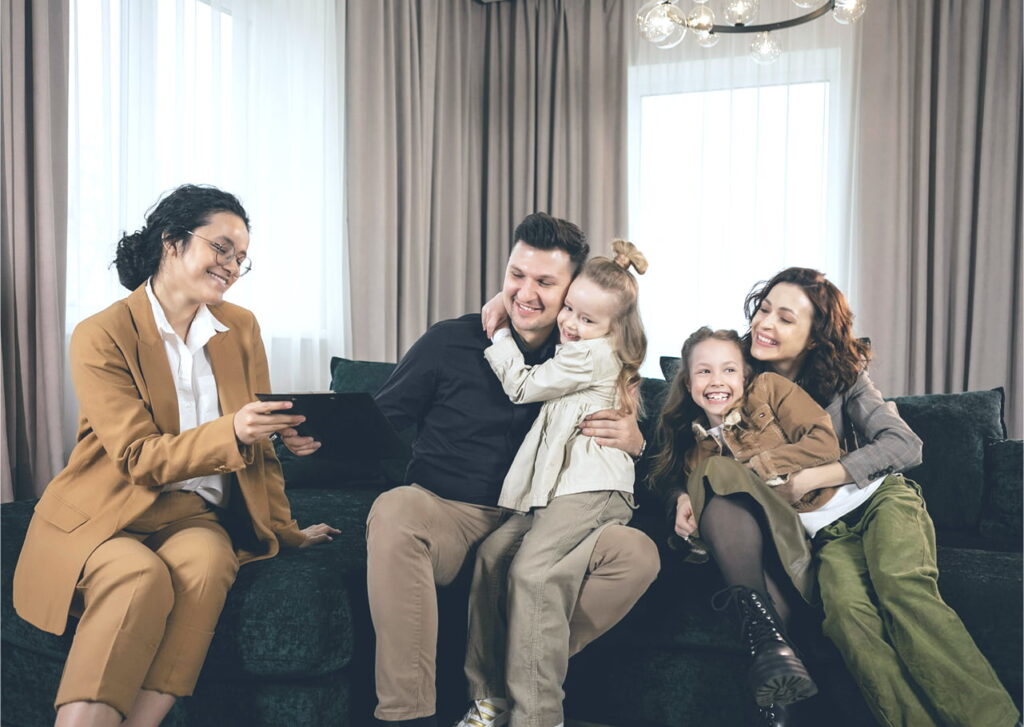Szczęśliwa rodzina z doradcą siedzi na kanapie.