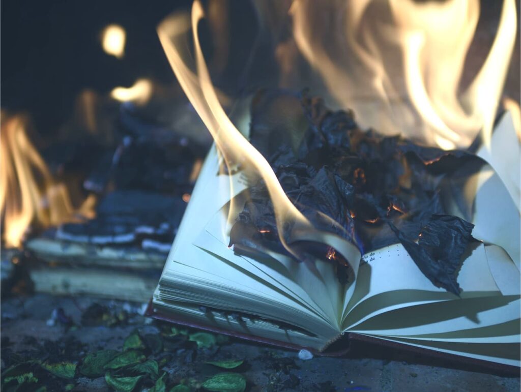 Płonąca książka z otwartymi stronami.