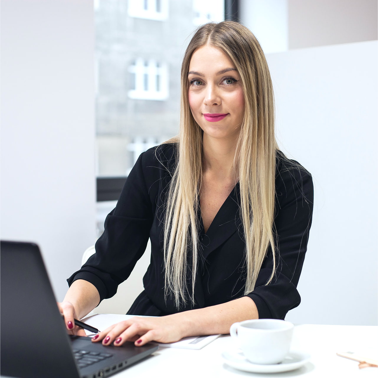 Paulina Stępniewska pracuje na laptopie w biurze. Paulina jest zaangażowaną ekspertką kredytową, która dba o indywidualne potrzeby swoich klientów.